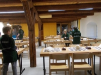 Mannschaft beim Aufbauen